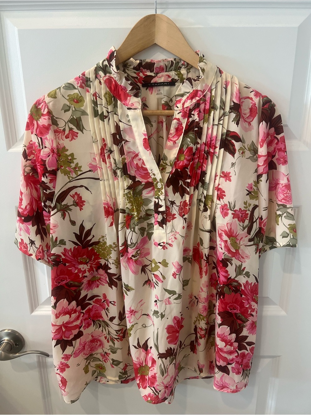 NWOT Tahari Cream Floral Pleated V-Neck Blouse SZ Large